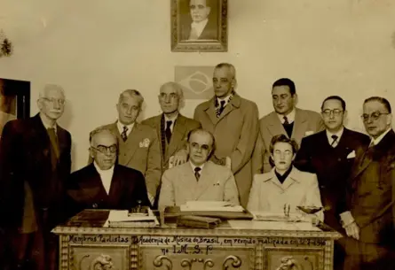 Em pé, da esquerda para a direita: Furio Franceschini, Francisco Casabona, Savino de Benedictis, Samuel Archanjo, Camargo Guarnieri, João de Souza Lima e Caldeira Filho. Sentados: João Gomes Júnior, João Baptista Julião e Oneyda Alvarenga.