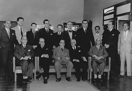 Em pé, da esquerda para a direita: Florêncio de Almeida Lima, Radamés Gnattali, Andrade Muricy, Eurico Nogueira França, Fructuoso Vinna, Octávio Bevilacqua, Luiz Heitor Corrêa de Azevedo, N.I, Oscar Lorenzo Fernandez e Arthur Iberê de Lemos. Sentados: João Octaviano Gonçalves, João Baptista Julião, Heitor Villa-Lobos, João Itiberê da Cunha e Savino de Benedictis.