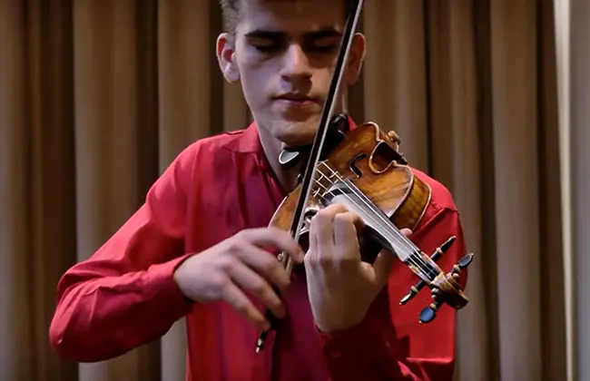 Violinista brasileiro da periferia paulistana vence renomado concurso em Viena
