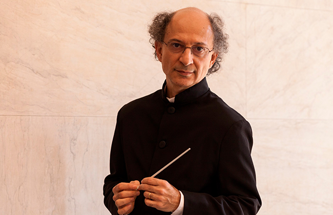 Tim Rescala rege concerto da Orquestra de Sopros da UFRJ dedicado às suas obras